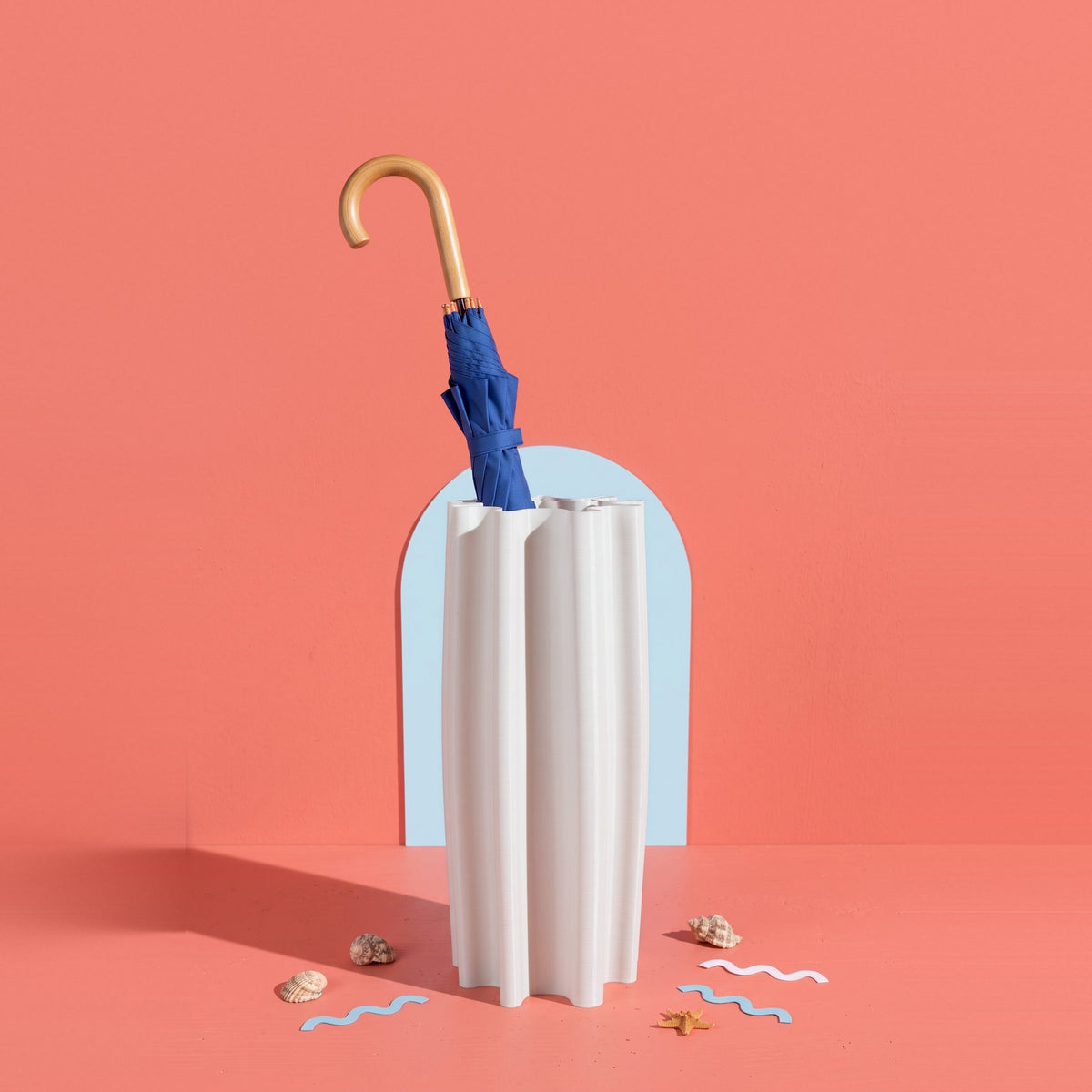 Portaombrelli Corallo bianco con un ombrello blu dentro, stampato in 3D – Scamarcia Design