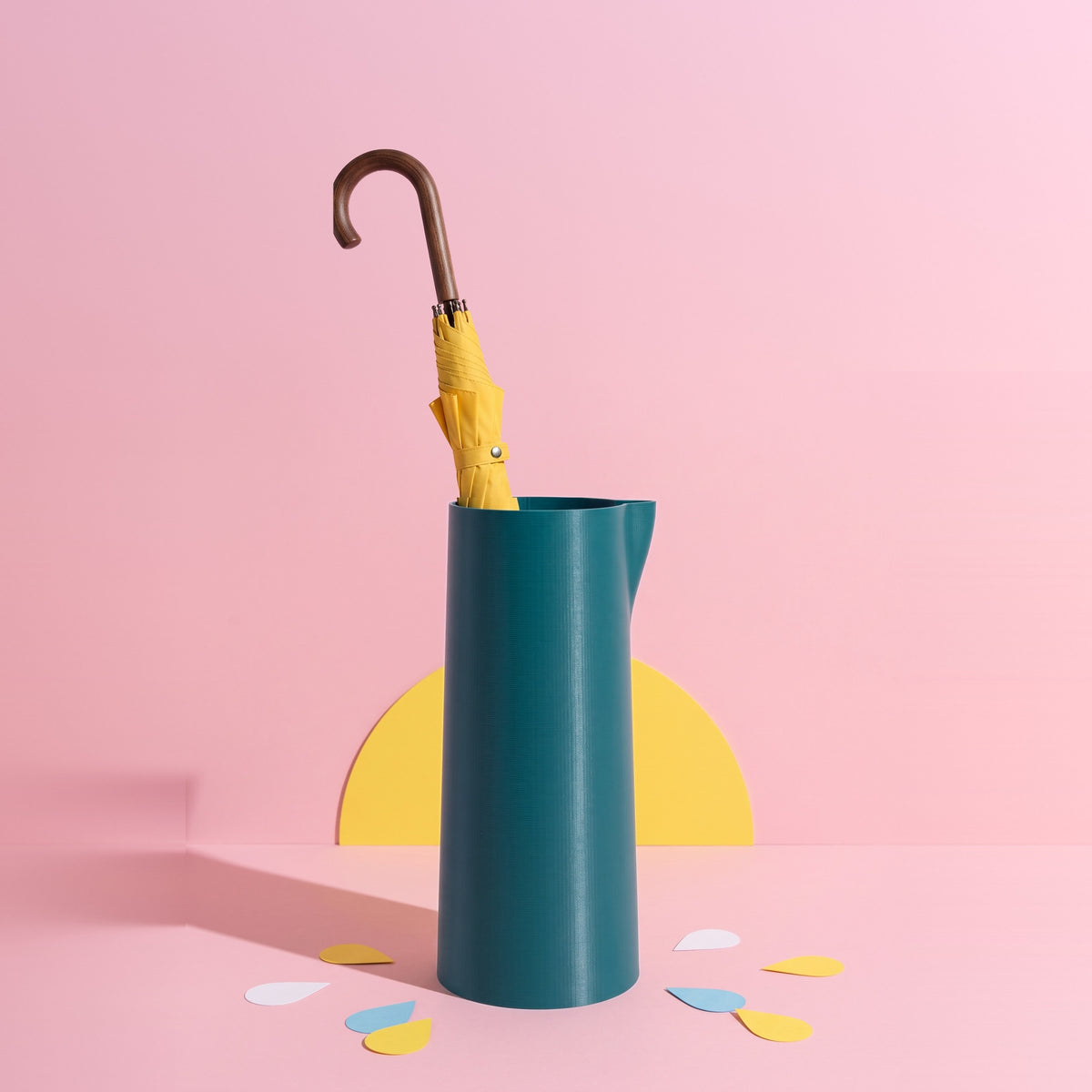 Portaombrelli Brokka verde petrolio con un ombrello giallo dentro, stampato in 3D – Scamarcia Design