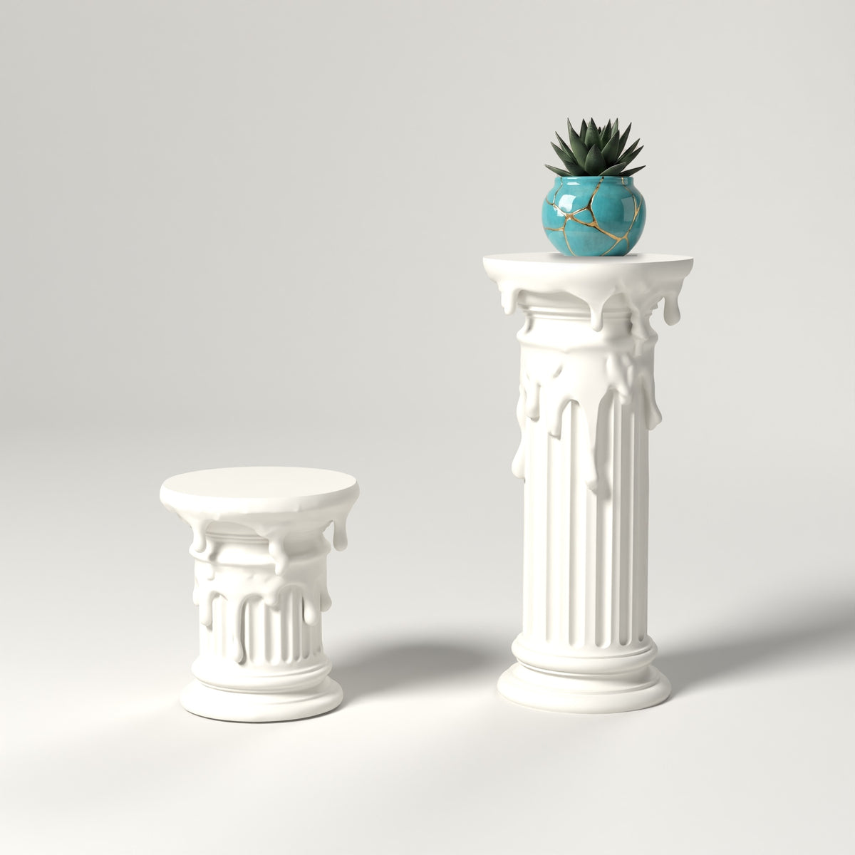 Tavolino e Piedistallo Marmo Liquido bianchi affiancati in scala reale (45 e 90 cm), con vaso kintsugi e succulenta