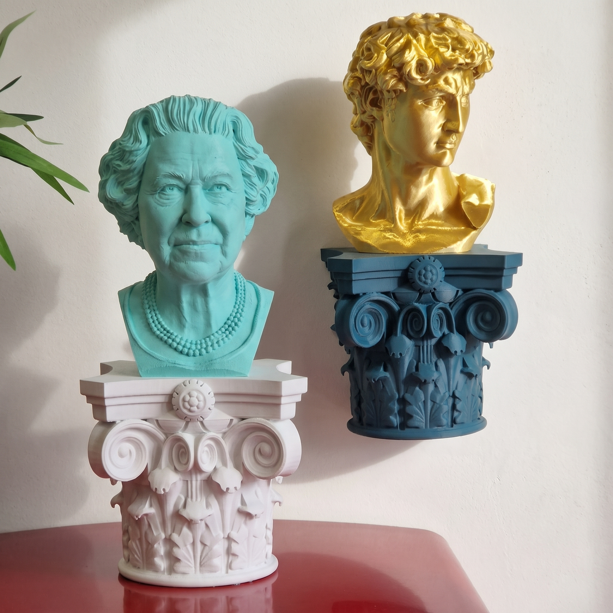Capitelli Corinzio stampati in 3D con busti decorativi: alzata bianca con busto tiffany e mensola a parete petrolio con busto oro