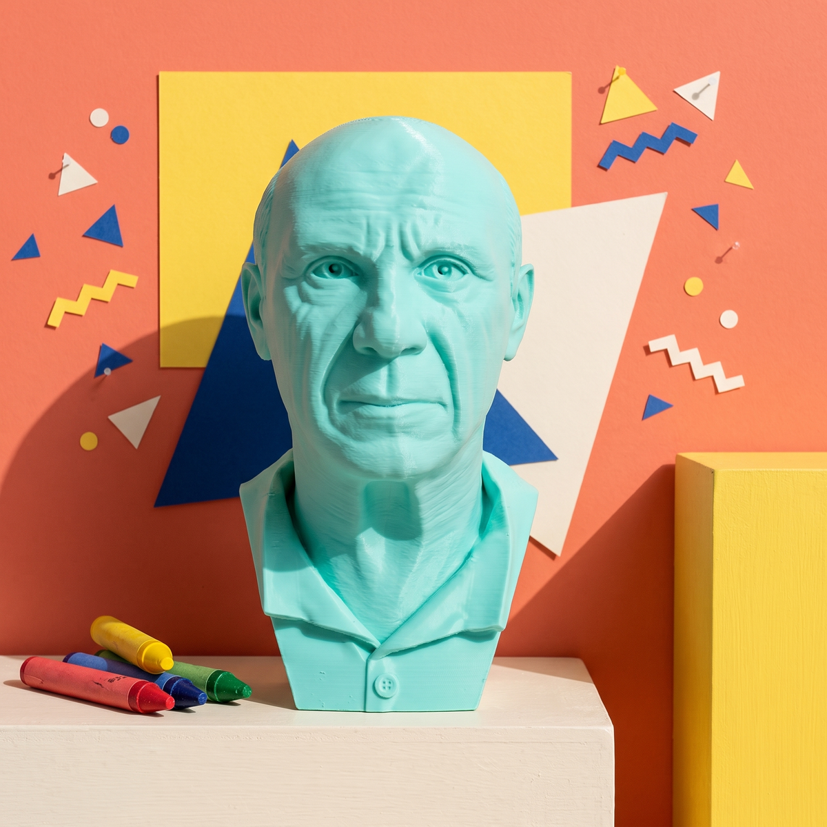 Busto di Picasso turchese stampato in 3D, Maestri Collection, set pop con collage cubista, pastelli a cera e coriandoli su parete corallo