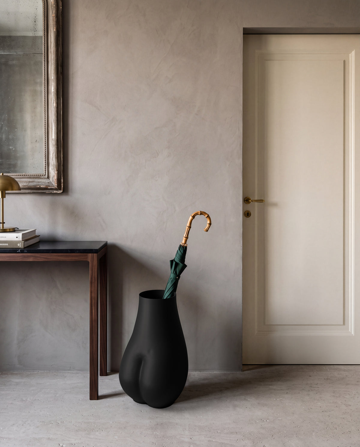 Portaombrelli Iambe Scamarcia Design ambientato all'ingresso – colore Nero