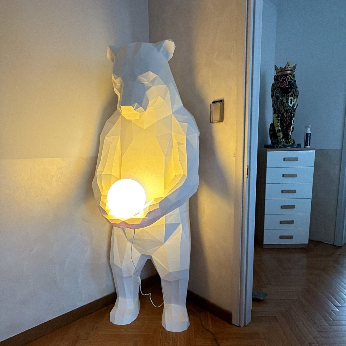 Kodiak Moon, lampada scultura orso in bio-PLA accesa in casa