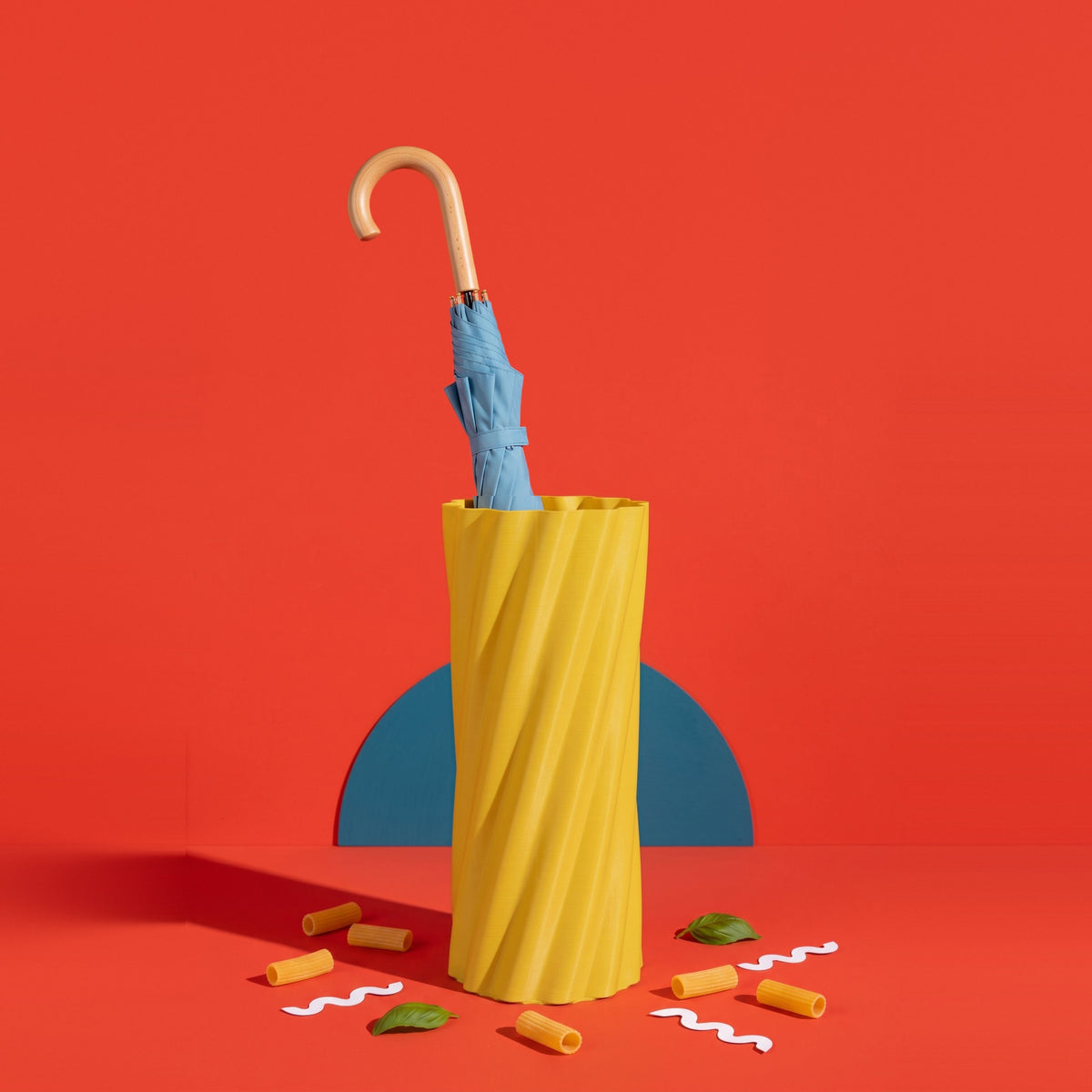 Portaombrelli Rigatone giallo con un ombrello azzurro dentro, stampato in 3D – Scamarcia Design