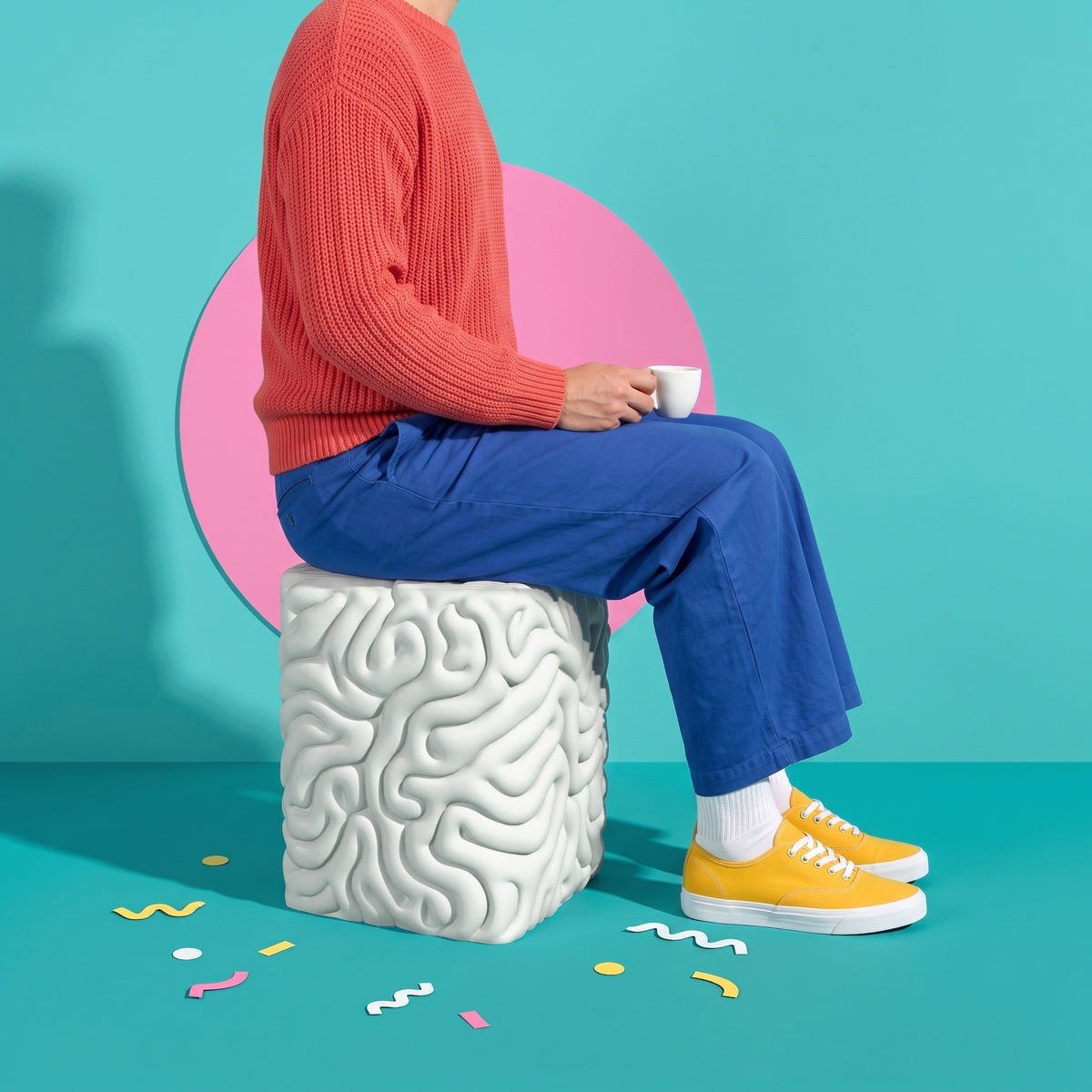Brainstool bianco usato come sgabello: una persona seduta sul cervello stampato in 3D – Scamarcia Design