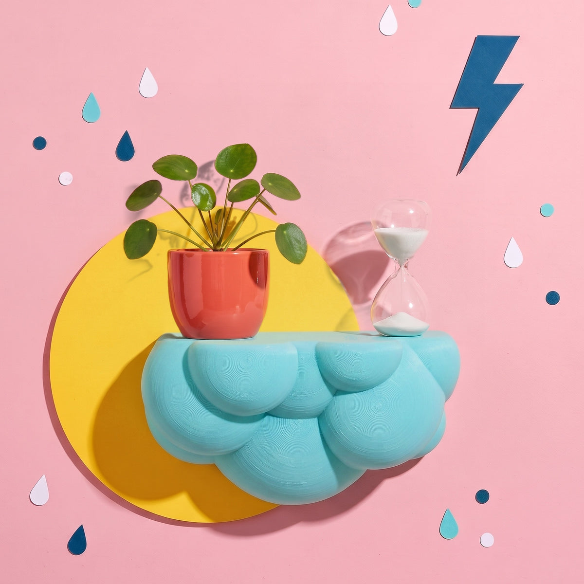 Mensola Nuvola turchese a parete con una pilea in vaso e una clessidra sopra – Scamarcia Design