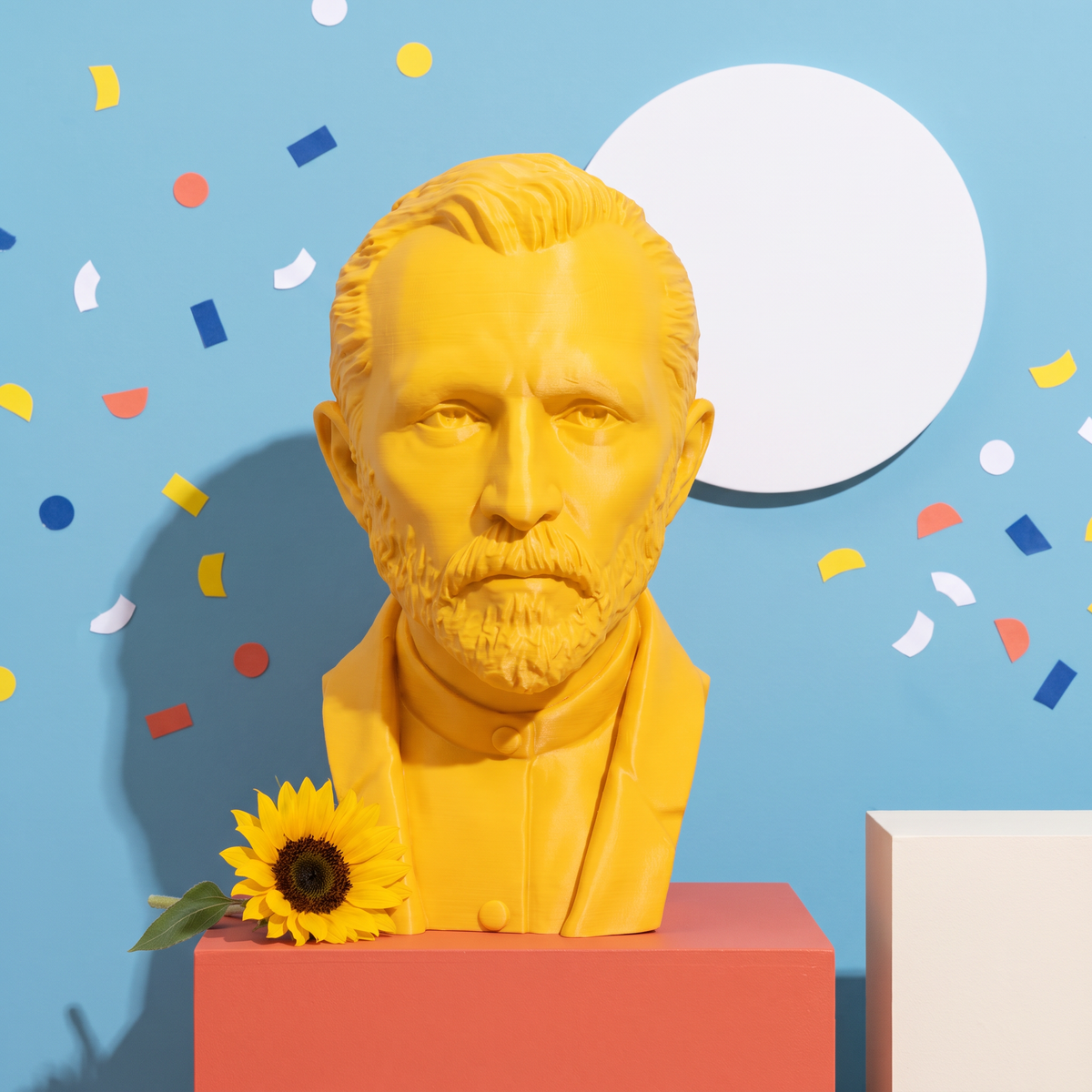 Busto di Vincent van Gogh giallo stampato in 3D, Maestri Collection, set pop su parete azzurra con girasole e coriandoli