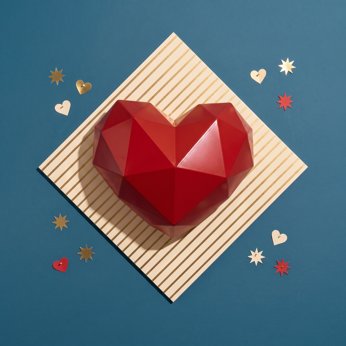Cuore di ferro rosso RAL 3000 low-poly, forgiato a mano, appeso su parete petrolio con rombo a righe oro