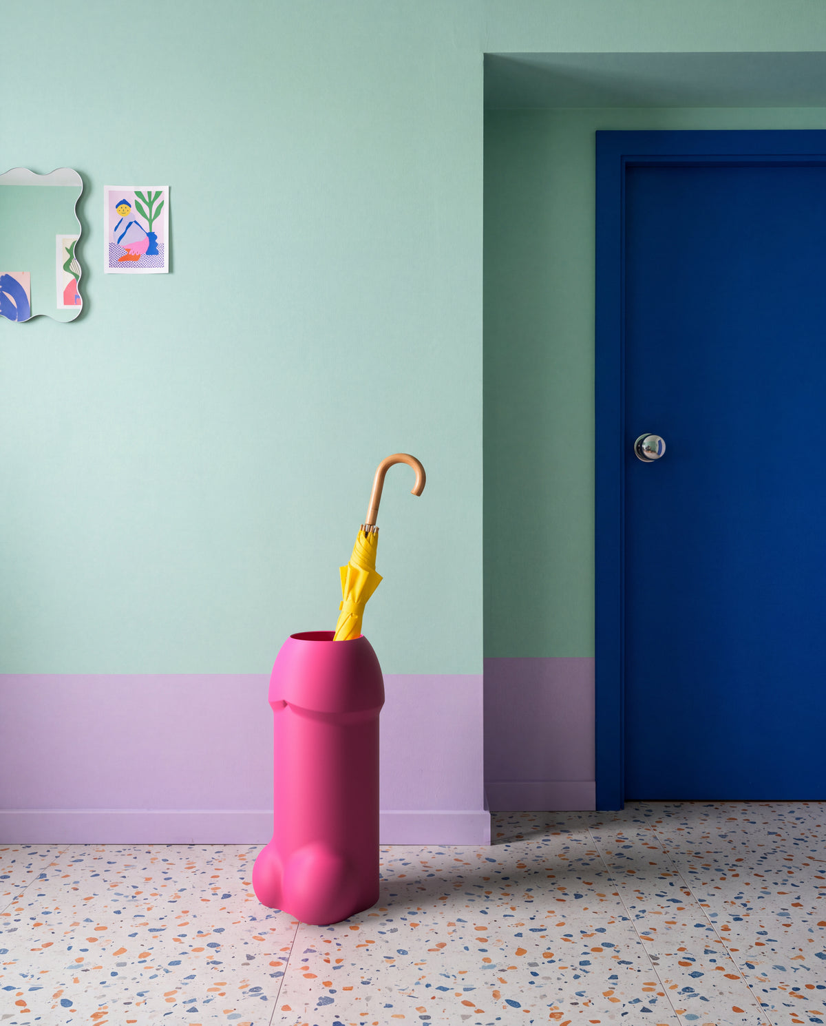 Portaombrelli Priapo Scamarcia Design ambientato all'ingresso – colore Rosa Fluo